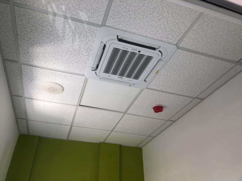Unidad de aire acondicionado tipo cassette instalada en plafón interior