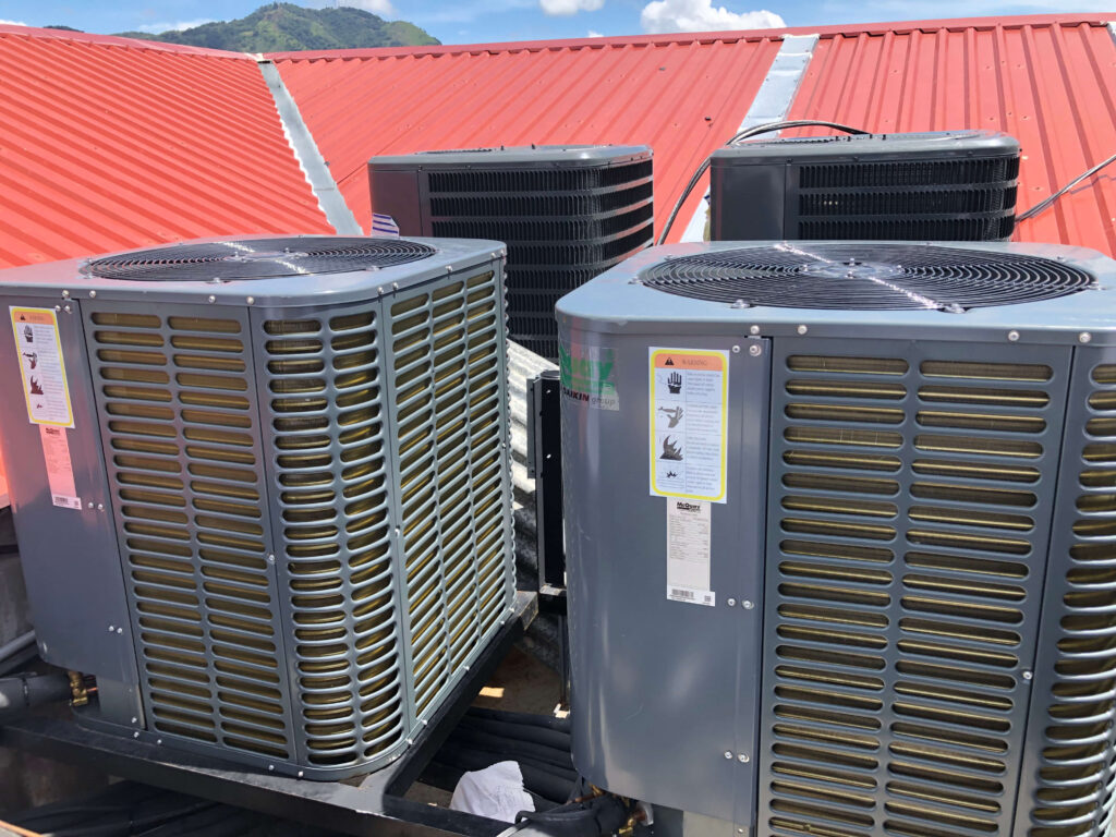 Equipos condensadores HVAC instalados en azotea.