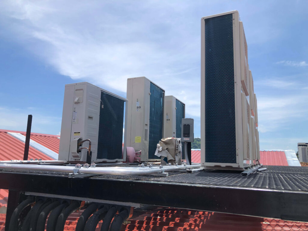 Unidades exteriores VRF instaladas en azotea para sistema de climatización.