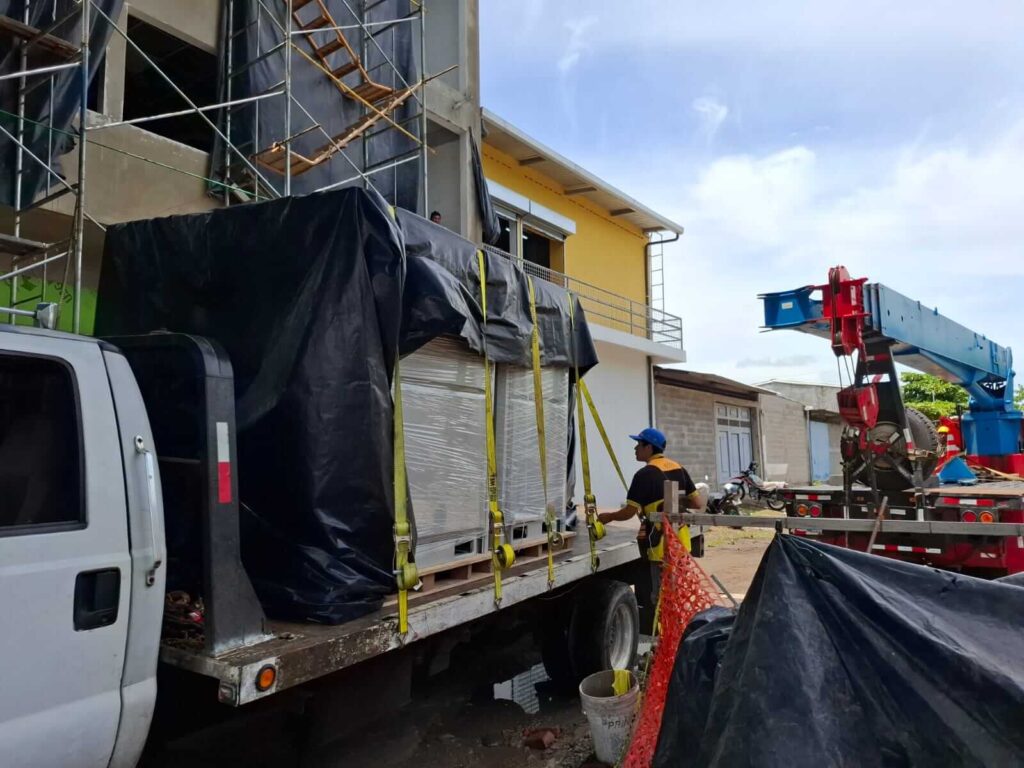 Equipos HVAC asegurados en camión para instalación