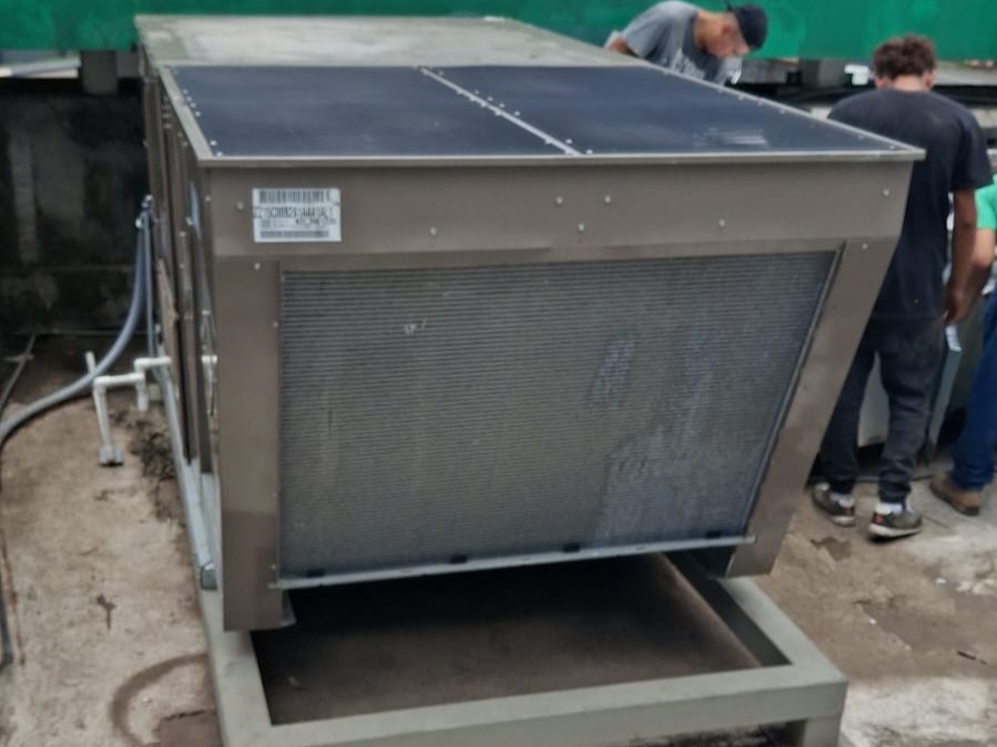 Unidad condensadora YORK instalada en techo de estación de servicio.