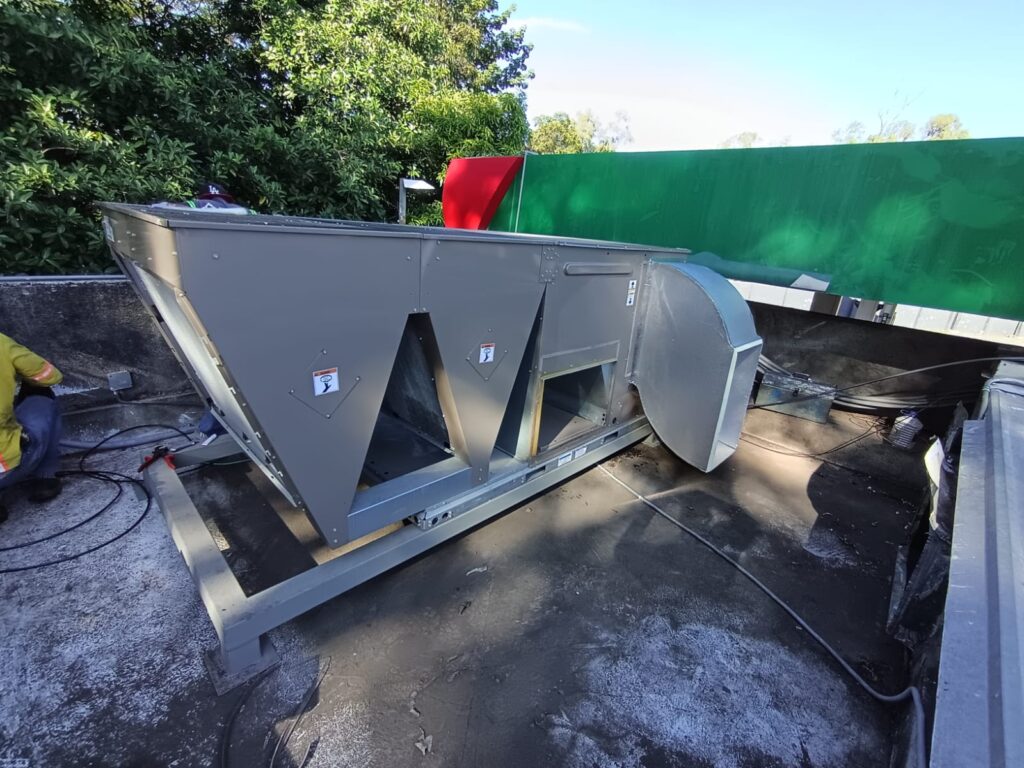 Unidad tipo paquete YORK de 15 toneladas instalada en techo para climatización comercial.