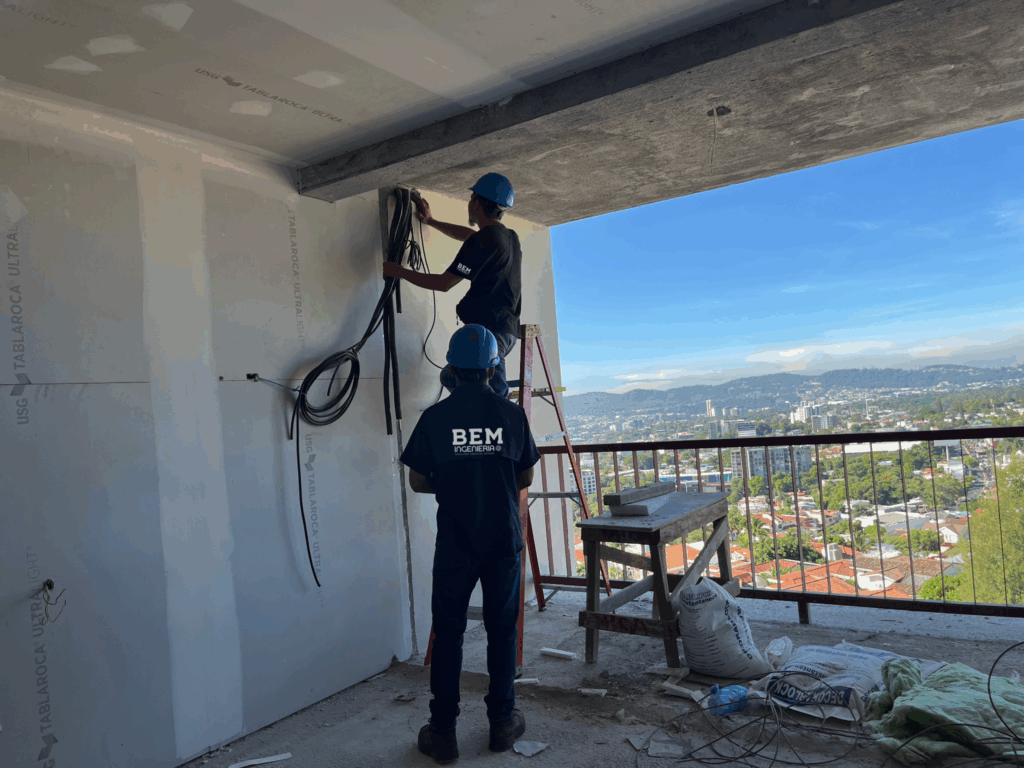 Técnicos trabajando