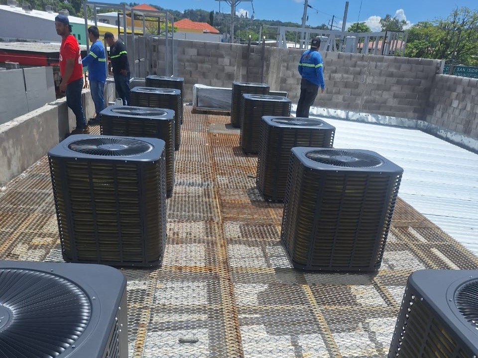 Unidades condensadoras HVAC instaladas en azotea de edificio comercial.