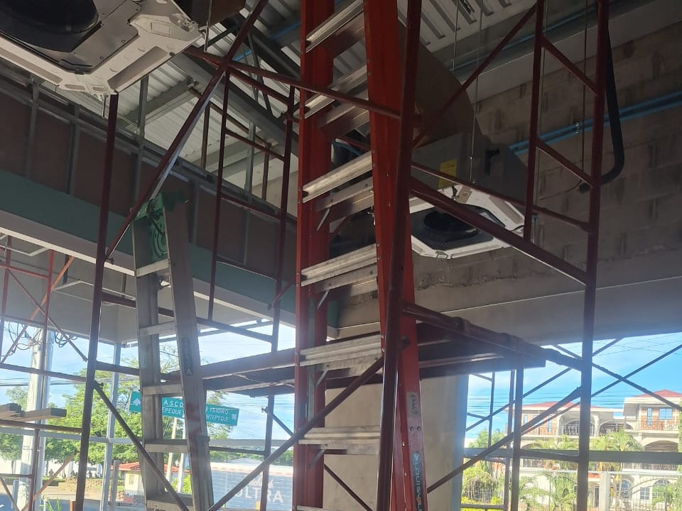 Instalación de unidad de aire acondicionado tipo cassette en estructura metálica.