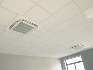 Unidades de aire acondicionado tipo cassette instaladas en el techo de una oficina para una climatización uniforme y eficiente.