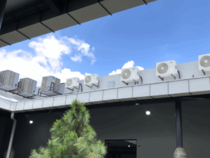 Unidades condensadoras exteriores instaladas en la azotea de un edificio comercial como parte de un sistema HVAC de gran capacidad.